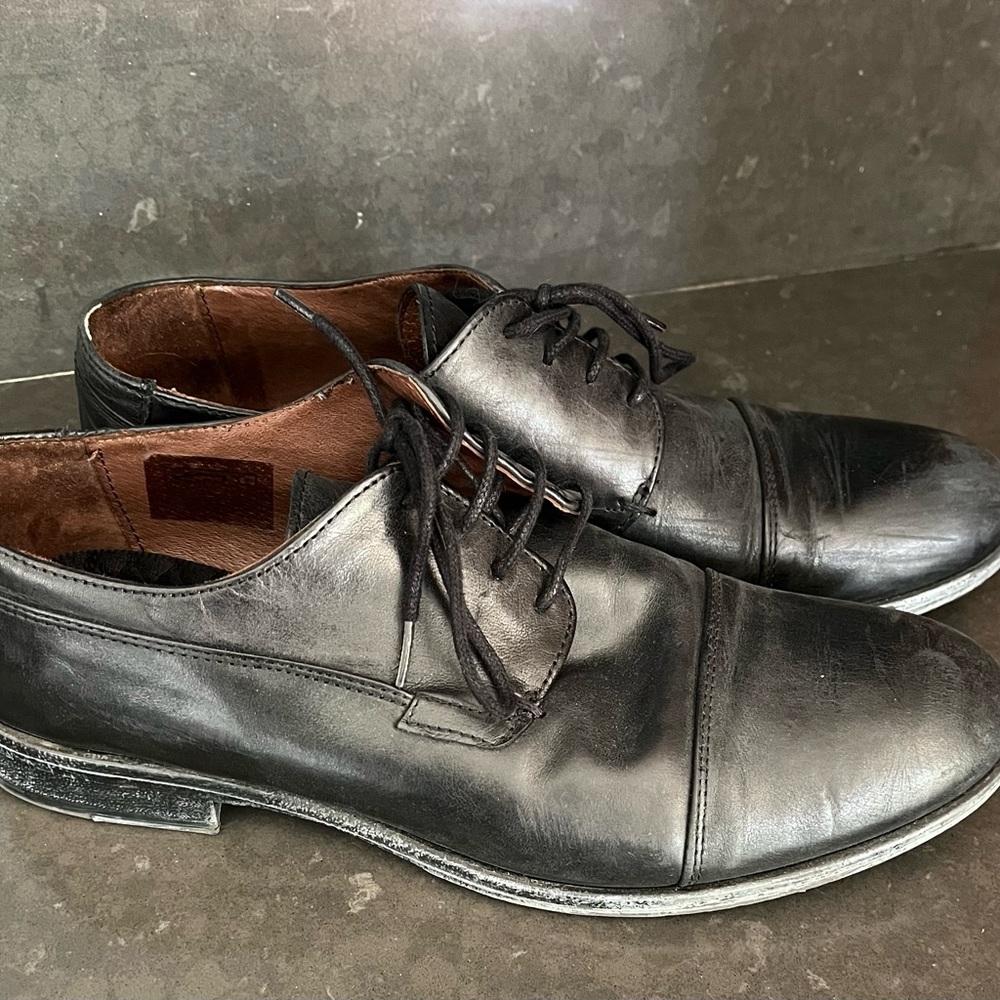 Aldo men’s size 9 black leather tie up shoes in good condition